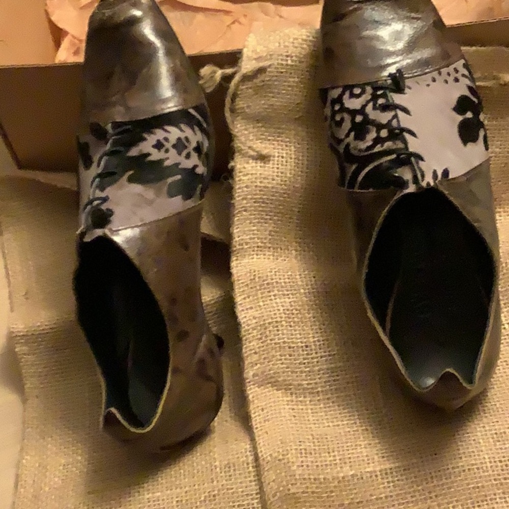 EUC Cydwoq Brown and Tan Lace Heels